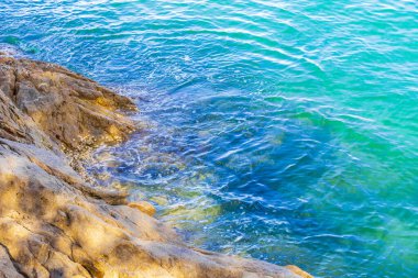 Khao Lak Phang-nga Tayland 'daki Lam ru Lamru Milli Parkı' nın su ve kaya dalgalarıyla muhteşem sahil manzarası..