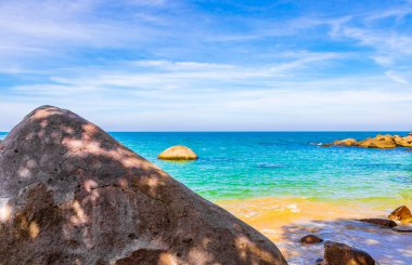 Khao Lak Khuekkhak Takua Pa Phang-nga Tayland 'daki Lam ru Lamru Milli Parkı' nın güzel, küçük kumlu sahili manzarası..