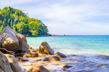 Khao Lak Khuekkhak Takua Pa Phang-nga Tayland 'daki Lam ru Lamru Milli Parkı' nın güzel, küçük kumlu sahili manzarası..