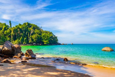 Khao Lak Khuekkhak Takua Pa Phang-nga Tayland 'daki Lam ru Lamru Milli Parkı' nın güzel, küçük kumlu sahili manzarası..