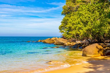 Khao Lak Khuekkhak Takua Pa Phang-nga Tayland 'daki Lam ru Lamru Milli Parkı' nın güzel, küçük kumlu sahili manzarası..