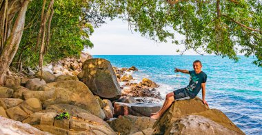 Genç erkek turist ve gezgin Khao Lak Khuekkhak Takua Pa Phang-nga Tayland 'daki Lam ru Lamru Ulusal Parkı' nın güzel kumlu manzara manzarasında.