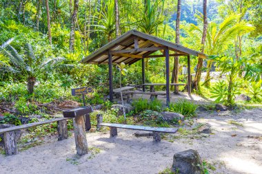 Khao Lak Khuekkhak Takua Pa Phang-nga Tayland 'daki Lam ru Lamru Nationalpark manzaralı küçük kumsalda sigara içme alanı.