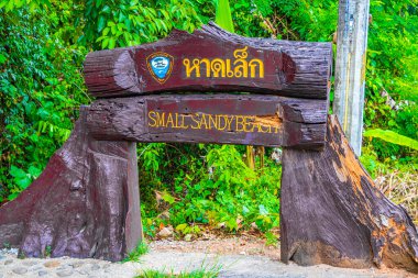Khao Lak Tayland 09. Şubat 2020 Khao Lak Phang-nga Tayland 'daki Lam ru Lamru Ulusal Parkı' ndaki küçük kumlu plajın tahtadan bilgi panosu.
