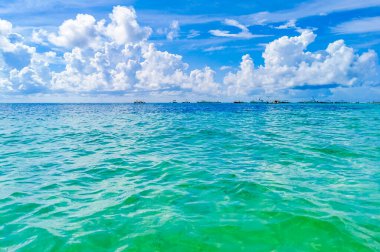 Playa 88 'den turkuaz mavi su ve Playa del Carmen Meksika' dan Punta Esmeralda ile tropik Meksika sahili manzarası.