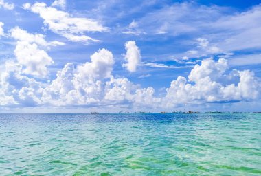 Playa 88 'den turkuaz mavi su ve Playa del Carmen Meksika' dan Punta Esmeralda ile tropik Meksika sahili manzarası.