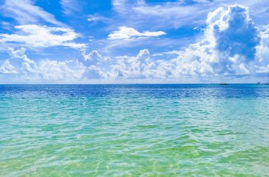 Playa 88 'den turkuaz mavi su ve Playa del Carmen Meksika' dan Punta Esmeralda ile tropik Meksika sahili manzarası.