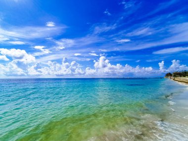 Playa 88 'den turkuaz mavi su ve Playa del Carmen Meksika' dan Punta Esmeralda ile tropik Meksika sahili manzarası.