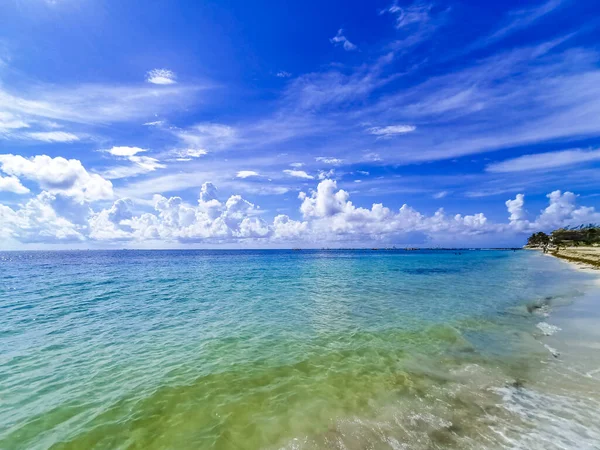 Playa 88 'den turkuaz mavi su ve Playa del Carmen Meksika' dan Punta Esmeralda ile tropik Meksika sahili manzarası.