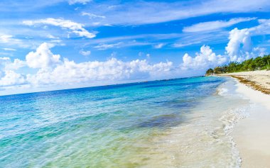 Playa 88 'den turkuaz mavi su ve Playa del Carmen Meksika' dan Punta Esmeralda ile tropik Meksika sahili manzarası.