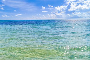 Playa 88 ve Playa del Carmen Mexico 'daki Punta Esmeralda' dan turkuaz mavi ve berrak suyla tropik Meksika sahili manzarası.