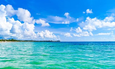 Playa 88 'den turkuaz mavi su ve Playa del Carmen Meksika' dan Punta Esmeralda ile tropik Meksika sahili manzarası.