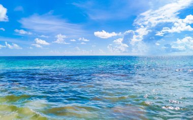 Playa 88 ve Playa del Carmen Mexico 'daki Punta Esmeralda' dan turkuaz mavi ve berrak suyla tropik Meksika sahili manzarası.