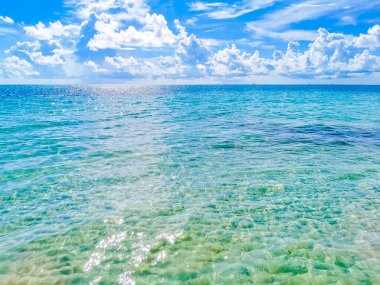 Playa 88 ve Playa del Carmen Mexico 'daki Punta Esmeralda' dan turkuaz mavi ve berrak suyla tropik Meksika sahili manzarası.