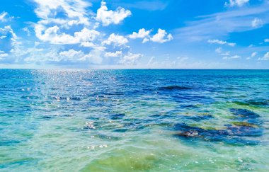 Playa 88 ve Playa del Carmen Meksika 'daki Punta Esmeralda' dan gelen turkuaz mavisi, berrak su cenote ve kaya taşlarıyla tropik Meksika sahili manzarası..