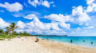 Playa del Carmen 26 numara. Eylül 2021 Playa 88 ve Punta Esmeralda Playa del Carmen Mexico 'dan tropik Meksika plaj manzarası.
