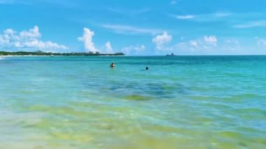 Playa del Carmen 26 numara. Eylül 2021 Playa 88 ve Punta Esmeralda Playa del Carmen Mexico 'dan tropik Meksika plaj manzarası.