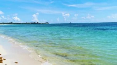 Playa 88 'den turkuaz mavi su ve Playa del Carmen Meksika' dan Punta Esmeralda ile tropik Meksika sahili manzarası.