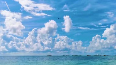 Playa 88 ve Playa del Carmen Mexico 'daki Punta Esmeralda' dan gelen turkuaz mavi suyla tropikal Meksika plajı manzaralı helikopter..