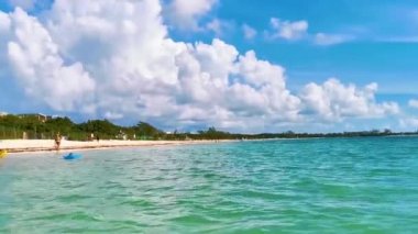 Playa del Carmen 26 numara. Eylül 2021 Playa 88 ve Punta Esmeralda Playa del Carmen Mexico 'dan tropik Meksika plaj manzarası.