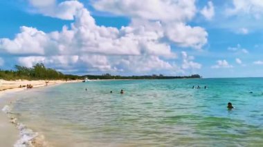Playa del Carmen 26 numara. Eylül 2021 Playa 88 ve Punta Esmeralda Playa del Carmen Mexico 'dan tropik Meksika plaj manzarası.