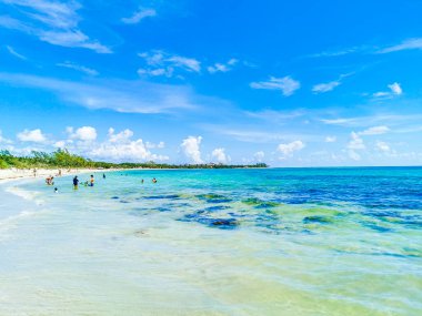 Playa del Carmen 26 numara. Eylül 2021 Playa 88 ve Punta Esmeralda Playa del Carmen Mexico 'dan tropik Meksika plaj manzarası.