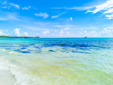 Playa 88 'den turkuaz mavi su ve Playa del Carmen Meksika' dan Punta Esmeralda ile tropik Meksika sahili manzarası.