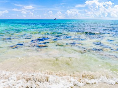 Playa 88 ve Playa del Carmen Meksika 'daki Punta Esmeralda' dan gelen turkuaz mavisi, berrak su cenote ve kaya taşlarıyla tropik Meksika sahili manzarası..