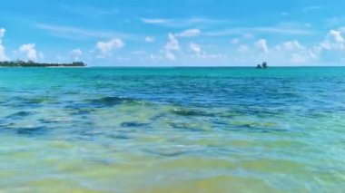 Playa 88 ve Playa del Carmen Meksika 'daki Punta Esmeralda' dan gelen turkuaz mavisi, berrak su cenote ve kaya taşlarıyla tropik Meksika sahili manzarası..