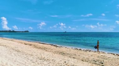 Seksi bayan güzel kadın, Playa 88 ve Playa del Carmen Meksika 'da Punta Esmeralda' da turkuaz berrak suyla tropikal Meksika sahillerinde yürüyor..
