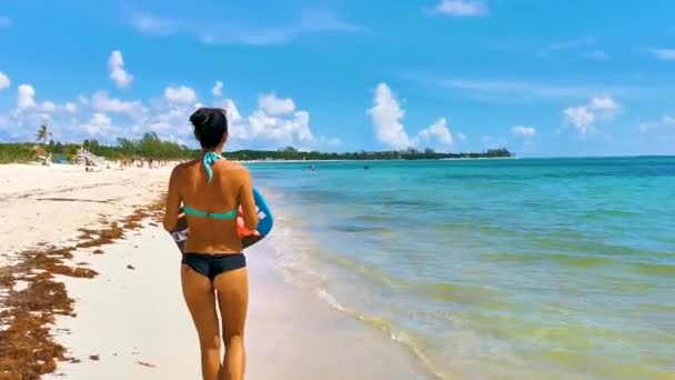 セクシーな女性可愛いです女性は上のターコイズブルーの澄んだ水で熱帯メキシコのビーチを歩くプレヤデルカーメンメキシコのプラヤ88とプンタEsmeralda — ストック動画