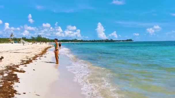 Menina Sexy Bonita Mulher Caminha Praia Mexicana Tropical Com Água — Vídeo de Stock