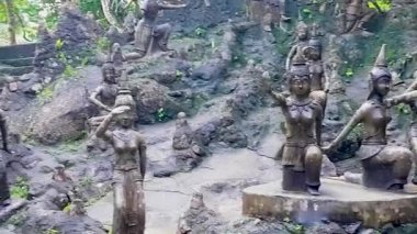 Tar Nim Şelalesi 'ndeki Buda heykelleri ve Surat Thani Tayland' daki Koh Samui 'deki Gizli Sihirli Bahçe.