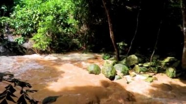 Wang Sao Tanga Şelalesi yağmur mevsiminde tropikal yağmur ormanlarında Surat Thani Tayland 'da Koh Samui' de.