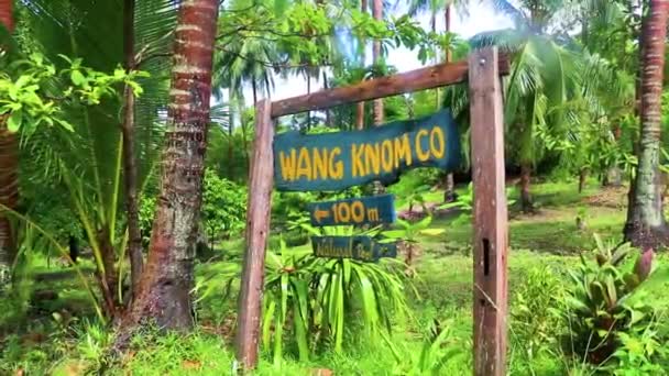 Кох Самуї Таїланд May 2018 Wooden Direction Sign Natural Pool — стокове відео