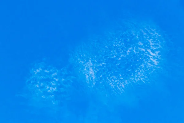 Cielo Azul Con Nubes Químicas Cielo Químico Estelas Químicas Día — Foto de Stock