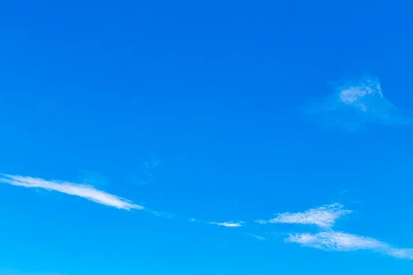 Błękitne Niebo Chemicznymi Chmurami Chemiczne Niebo Chemtrails Słoneczny Dzień Playa — Zdjęcie stockowe