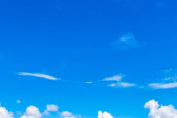 Céu Azul Com Comparação Nuvens Reais Nuvens Químicas Céu Químico — Fotografia de Stock