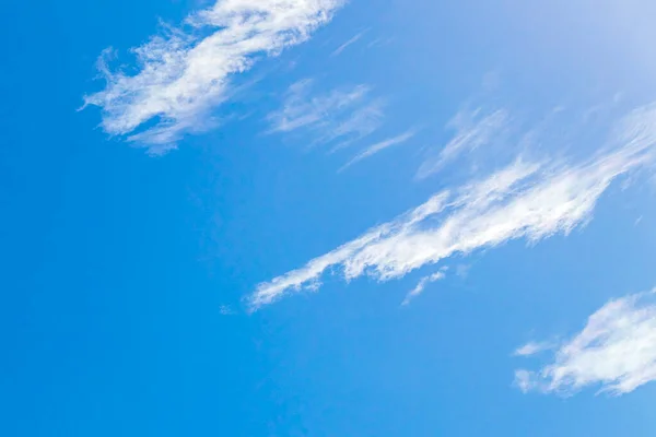 Céu Azul Com Nuvens Químicas Céu Químico Chemtrails Dia Ensolarado — Fotografia de Stock