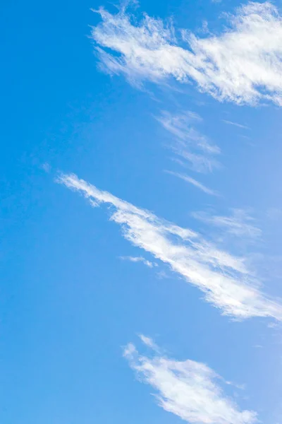 Céu Azul Com Nuvens Químicas Céu Químico Chemtrails Dia Ensolarado — Fotografia de Stock