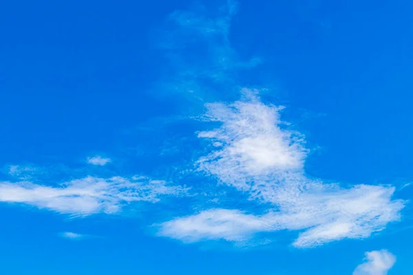 Blauer Himmel Mit Chemischen Wolken Chemikalienhimmel Und Chemtrails Einem Sonnigen — Stockfoto