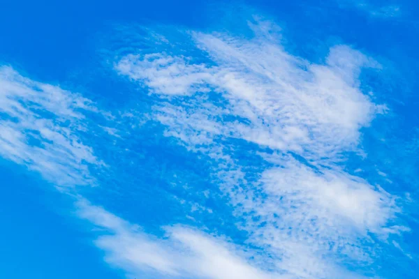 Błękitne Niebo Chemicznymi Chmurami Chemiczne Niebo Chemtrails Słoneczny Dzień Playa — Zdjęcie stockowe