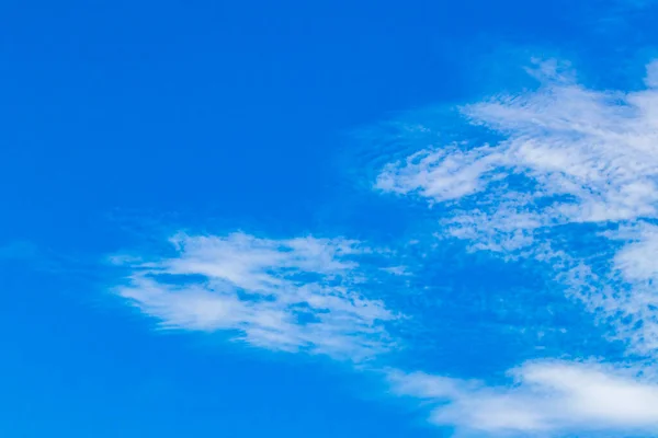 Céu Azul Com Nuvens Químicas Céu Químico Chemtrails Dia Ensolarado — Fotografia de Stock