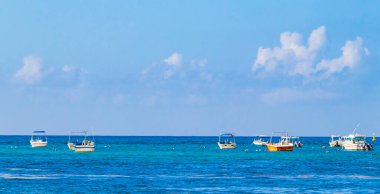 Playa 88 'den turkuaz mavi su ve Playa del Carmen Meksika' dan Punta Esmeralda ile tropik Meksika sahili manzaralı tekne ve yatlar.
