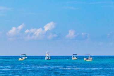 Playa 88 'den turkuaz mavi su ve Playa del Carmen Meksika' dan Punta Esmeralda ile tropik Meksika sahili manzaralı tekne ve yatlar.