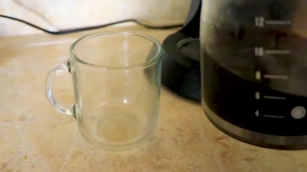 Χύσιμο Καφέ Ένα Γυάλινο Κύπελλο Ενός Μαύρου Καφετιέρα Από Μεξικό — Αρχείο Βίντεο