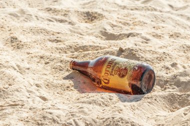 Playa del Carmen 05. Ağustos 2021 Corona bira şişeleri Playa del Carmen Meksika 'da tropik Meksika plajında çöp kirliliği 88 Punta Esmeralda.