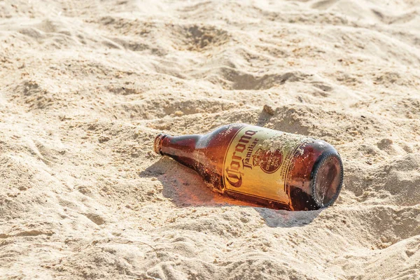 Playa Del Carmen Augusti 2021 Corona Flaskor Skräp Föroreningar Tropiska — Stockfoto