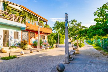 Playa del Carmen Meksika 05. Ağustos 2021 Tipik sokak yolu ve şehir manzarası Luis Donaldo Colosio Playa del Carmen 'in arabaları, binaları ve duvar resimleri Meksika' da.