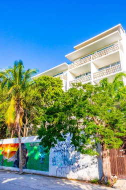 Playa del Carmen Meksika 05. Ağustos 2021 Tipik sokak yolu ve şehir manzarası Luis Donaldo Colosio Playa del Carmen 'in arabaları, binaları ve duvar resimleri Meksika' da.